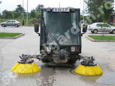 Masina pentru maturat aspirat parcari