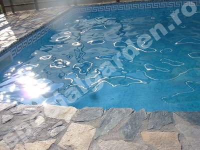 Piscina placata cu vitroceramica